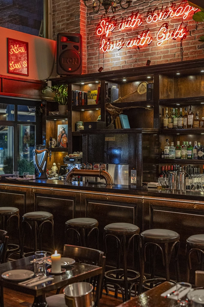 Το μπαρ/ παμπ Sips 'n' Guts στον Πειραιά 3