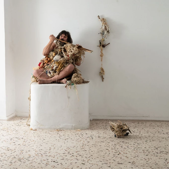 Δημήτρης Αμελαδιώτης, performance Ο τραγόπαπας, έκθεση G.O.A.T. 2024