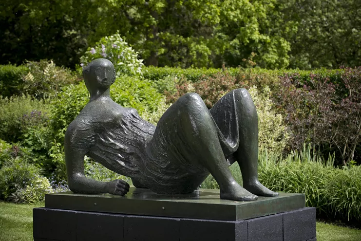 Henry Moore, «Draped Reclining Figure», 1952–53. Bronze 43 5/16 x 62 x 34 7/16 inches (110 x 157.5 x 87.5 cm)