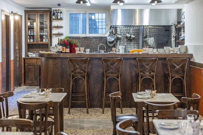 Το εστιατόριο - ελεβέ καφενείο Φλάρος στο Παγκράτι 8