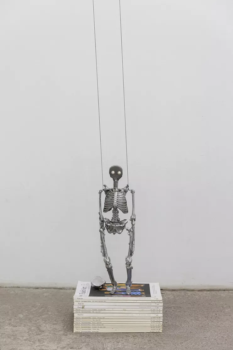 Πάνος Προφήτης, «Πιερότος», 2023. Χυτό αλουμίνιο, φυσικά μαργαριτάρια, βίδες  55x29x22 εκ. Παραχώρηση: Πάνος Προφήτης, The Breeder Gallery