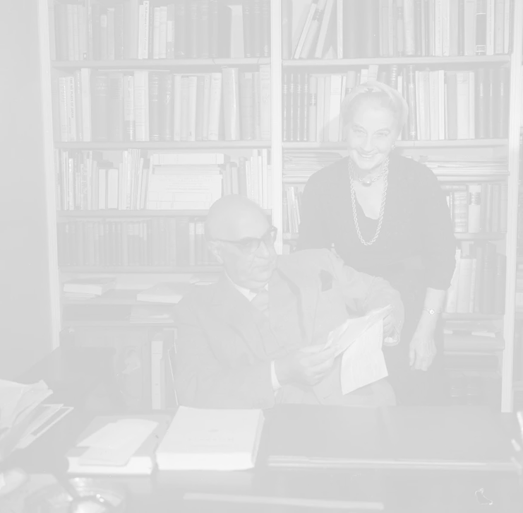 Αθήνα, 24 Οκτωβρίου 1963, Άγρας 20, μεσημέρι. Μετά την αναγγελία της βράβευσης, ο Γιώργος και η Μαρώ Σεφέρη στο γραφείο, κατά τη διάρκεια της συνέντευξης τύπου ενώπιον των δημοσιογράφων και των φωτορεπόρτερ.