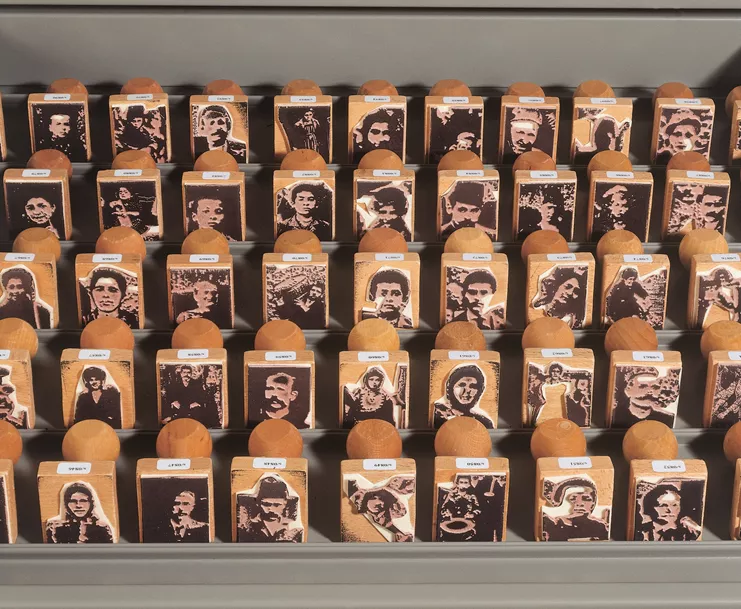 Γιώργος Χατζημιχάλης, &quot;Aρχείο σφραγίδων [ Οι Άνθρωποι]&quot;, 1995 /1998-99, 1.132 ξύλινες σφραγίδες σε δύο μεταλλικές αρχειοθήκες, 147x71x71 η καθεμία, ιδιωτική συλλογή