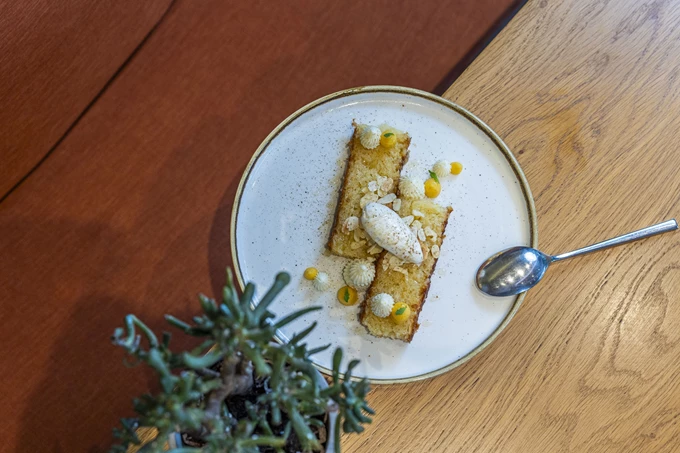 Το μπαρ εστιατόριο Fellows στη Ριζάρη 9