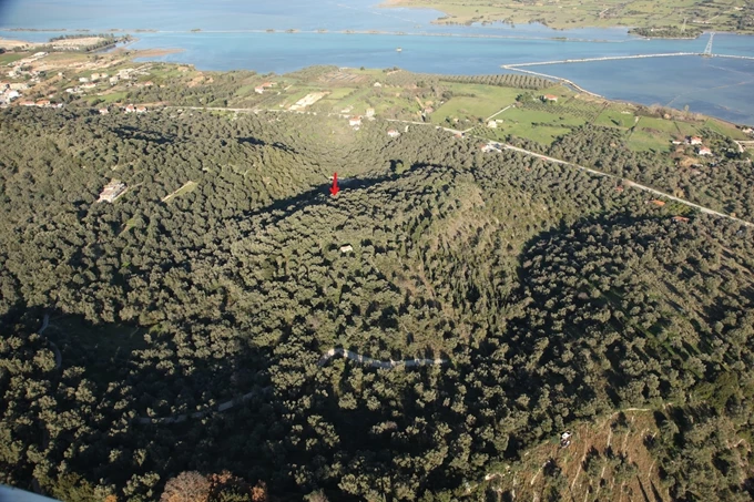 Η πόλη της αρχαίας Λευκάδας με τη θέση του θεάτρου. Στο βάθος διακρίνεται ο δίαυλος | Υπουργείο Πολιτισμού: Εντοπισμός και η συστηματική ανασκαφή Αρχαίο Θέατρο Λευκάδας