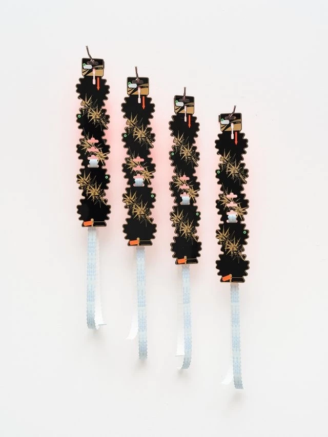 Τα απομεινάρια αποκτούν δεύτερη ζωή στην ατομική έκθεση της Ελένης Παπάζογλου