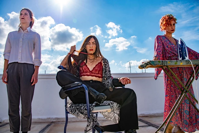 Όλο σπίτι, κρεβάτι κι εκκλησία