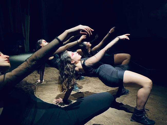 Βάκχες από τον θίασο της Δραματικής Σχολής Τράγκα