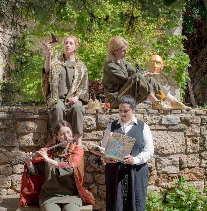 Τι μας φέρνεις, χελιδόνι;