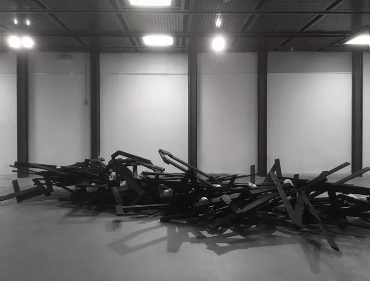 «Οι λέξεις», 2022 (σε εξέλιξη), ξύλο, μελάνι, γύψος, 600x300 cm (μεταβλητών διαστάσεων)