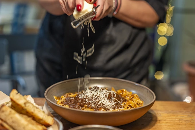 Το εστιατόριο Θάμα Μεζέ στον Χολαργό 8