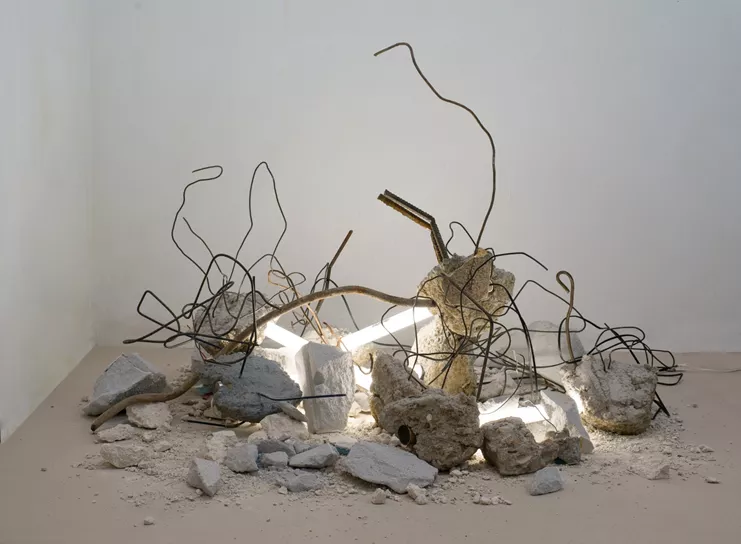 &quot;Μέσα από τα συντρίμμια…&quot; 2018 – 2023. Τσιμέντο / σίδηρος / Plexiglas / φως / κείμενο ( βομβαρδισμένες πόλεις ) / διαστάσεις μεταβλητές