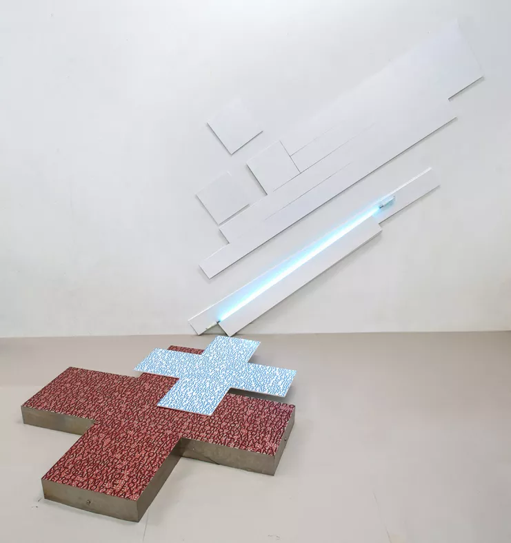 &quot;1829 – Δημιουργία του Ελληνικού Κράτους&quot; 2021. Ατσάλι / ξύλο / νέον / μετασχηματιστής / κείμενα ( 1. Απομνημονεύματα του Μακρυγιάννη 2. Πρωτόκολλο του Λονδίνου 1829 ) / διστάσεις ματαβλητές.