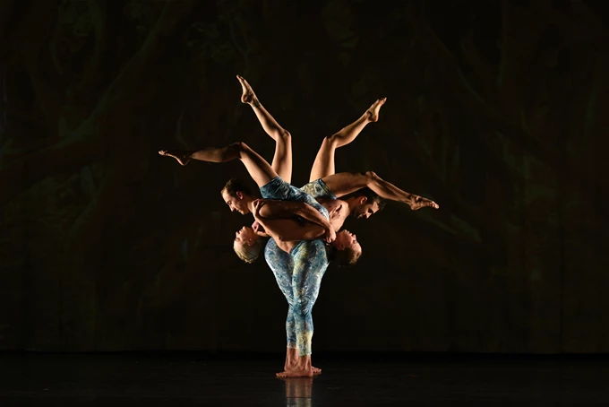 Momix Christmas Theater