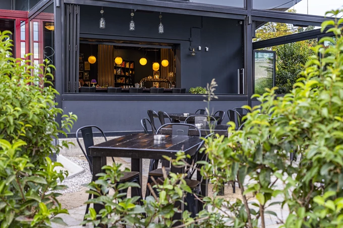 Η παμπ Peanuts του Χρήστου Ευκρατίδη και του Κώστα Τσίτσα στην Άνοιξη 1