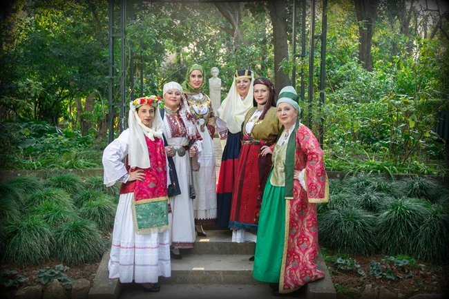 Ταξίδι πολιτισμού και ιστορίας στην Ελλάδα μέσα από τις γυναικείες παραδοσιακές φορεσιές