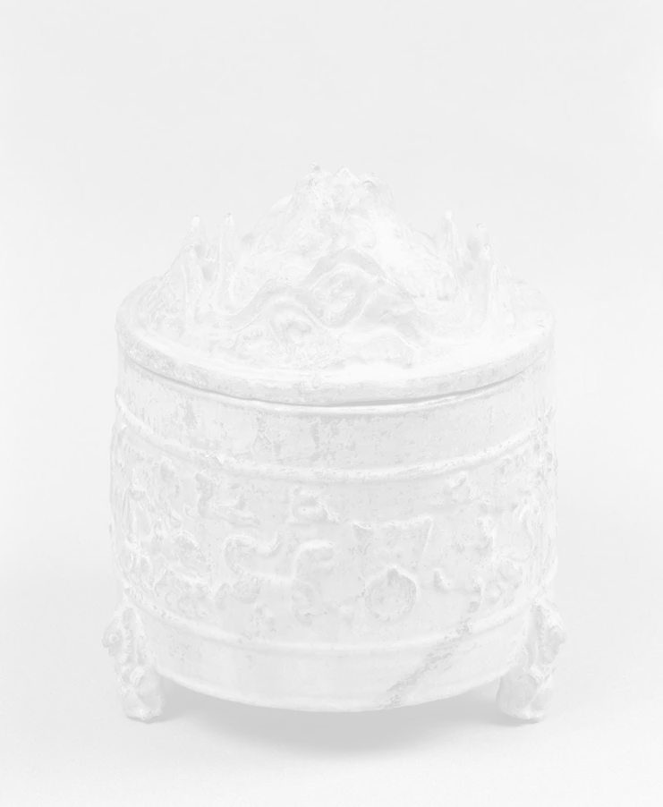 Πυξίδα από εφυαλωμένο πηλό που φέρει διάκοσμο με υπαρκτά και μυθικά όντα από την περίοδο της Δυναστείας των Χαν, Κίνα, 1ος-3ος αι. μ.Χ. Μουσείο Μπενάκη ΓΕ 2128. Δωρεά Γεώργιου Ευμορφόπουλου