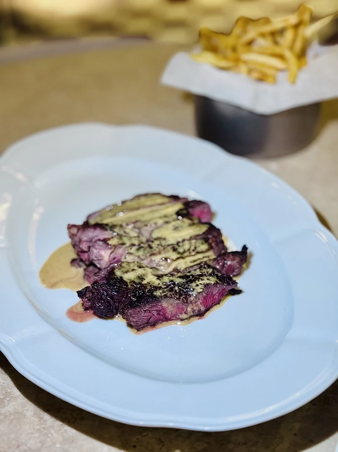 Το εστιατόριο Solene στη Δραγατσανίου 112