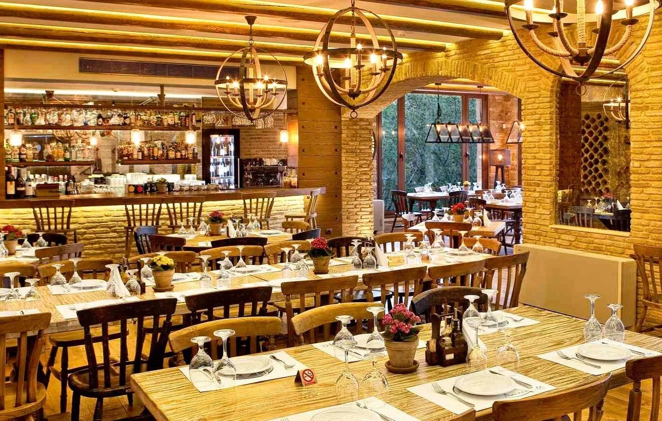 Στα Κιούρκα υπάρχει ένα εστιατόριο με ιστορία που κοιτάει μπροστά