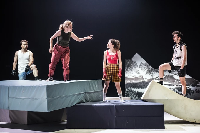 Τα σκυλιά του Ανέστη Αζά στο θέατρο Κιβωτός μετά το Φεστιβάλ Αθηνών Επιδαύρου