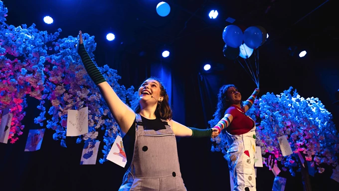 Τα χέρια δεν χτυπάνε, τα χέρια αγαπάνε