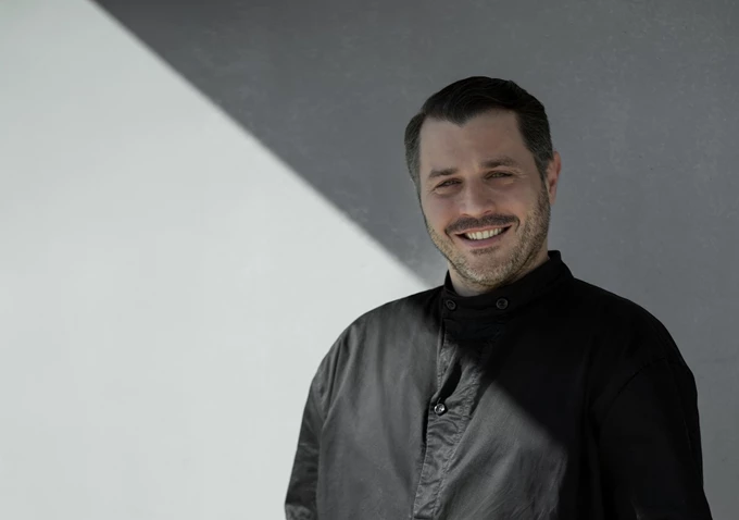 Ο Θάνος Φέσκος στο εστιατόριο 'Parōn', στο ξενοδοχείο 'Parilio' της Πάρου