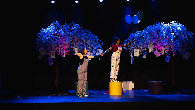 Τα χέρια δεν χτυπάνε, τα χέρια αγαπάνε