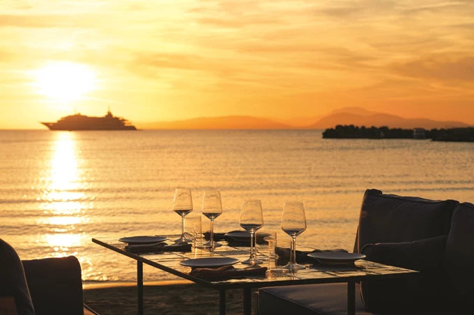 Bungalow 7 Ντίνος Φωτεινάκης Αστέρια Γλυφάδας
