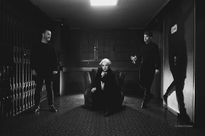 Βραδιάζει...Μια ροκ σταρ εξομολογείται