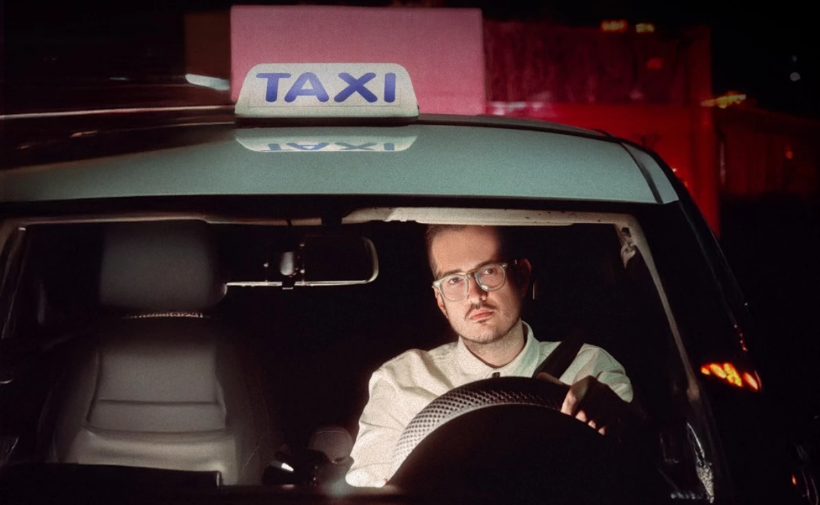 O Θανάσης Σαμαράς κυκλοφορεί 'Ελεύθερος' στο Θέατρο Noūs