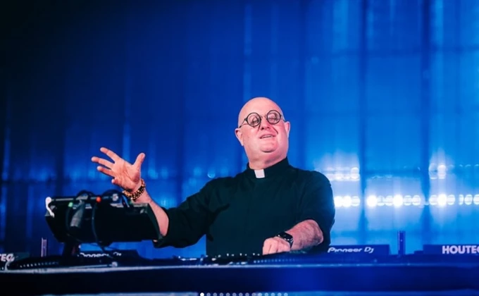 Ο DJ και ιερέας Padre Guilherme που έρχεται στο Bolivar 2