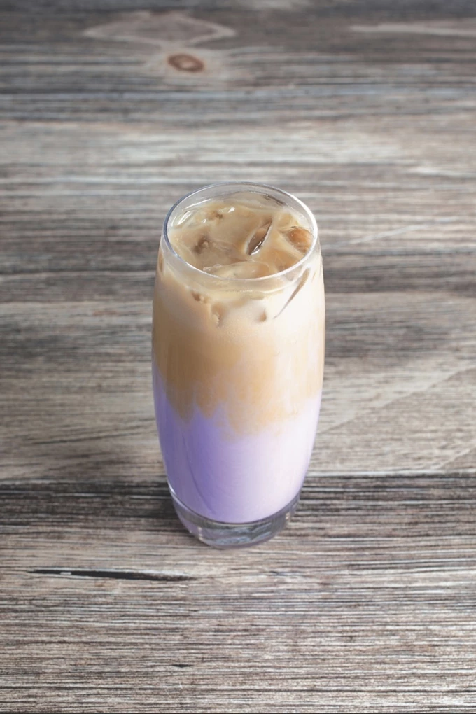 Παγωμένος καφέ latte με ube