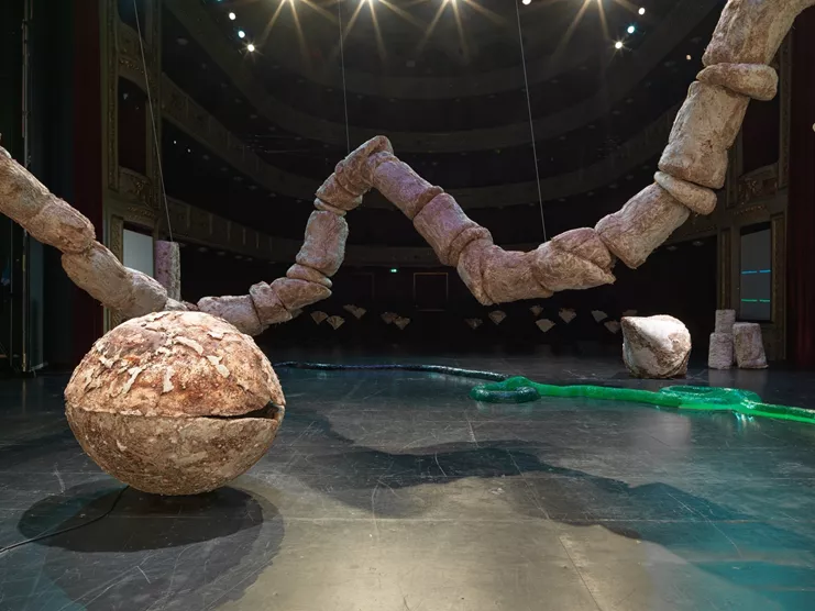 Nour Mobarak, Dafne Phono, μυκήλια Pleurotus citrinopileatus και Trametes versicolor, ξύλο, γύψος, πλαστικό PET, σιλικόνη, ατσάλι, σκούπα, τρύπα (11 εκ x 7 εκ), ήχος 15 καναλιών, μονοκάναλο βίντεο, διάρκεια: 21 λ. 44. δευτ., 2021 - 2023. Άποψη εγκατάστασης, Nour Mobarak, Dafne Phono, Δημοτικό Θέατρο Πειραιά, 2023