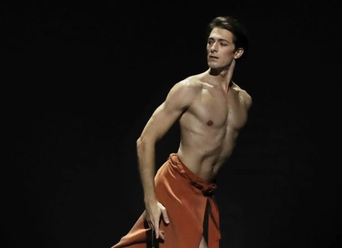 The stars shine under the Acropolis Όπερα του Παρισιού Mathieu Ganio