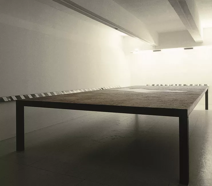 Γιώργος Χατζημιχάλης, &quot;Σχιστή οδός. Το τρίστρατο όπου ο Οιδίποδας φόνευσε τον Λάιο&quot;. Περιγραφή και ιστορία της διαδρομής Θηβών, Κορίνθου, Δελφών, Θηβών, 1990-95/1997, εγκατάσταση μεταβλητών διαστάσεων, Εθνικό Μουσείο Σύγχρονης Τέχνης (ΕΜΣΤ). Αποψη της εγκατάστασης του έργου