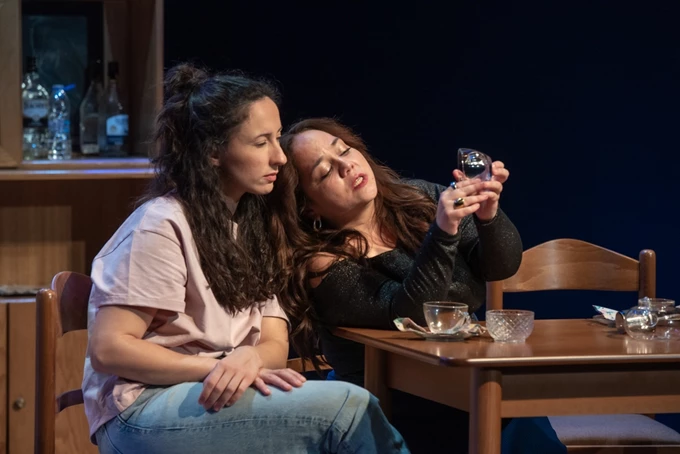 Με δύvαμη από τηv Κηφισιά σκηνοθ. Μαυραγάνη