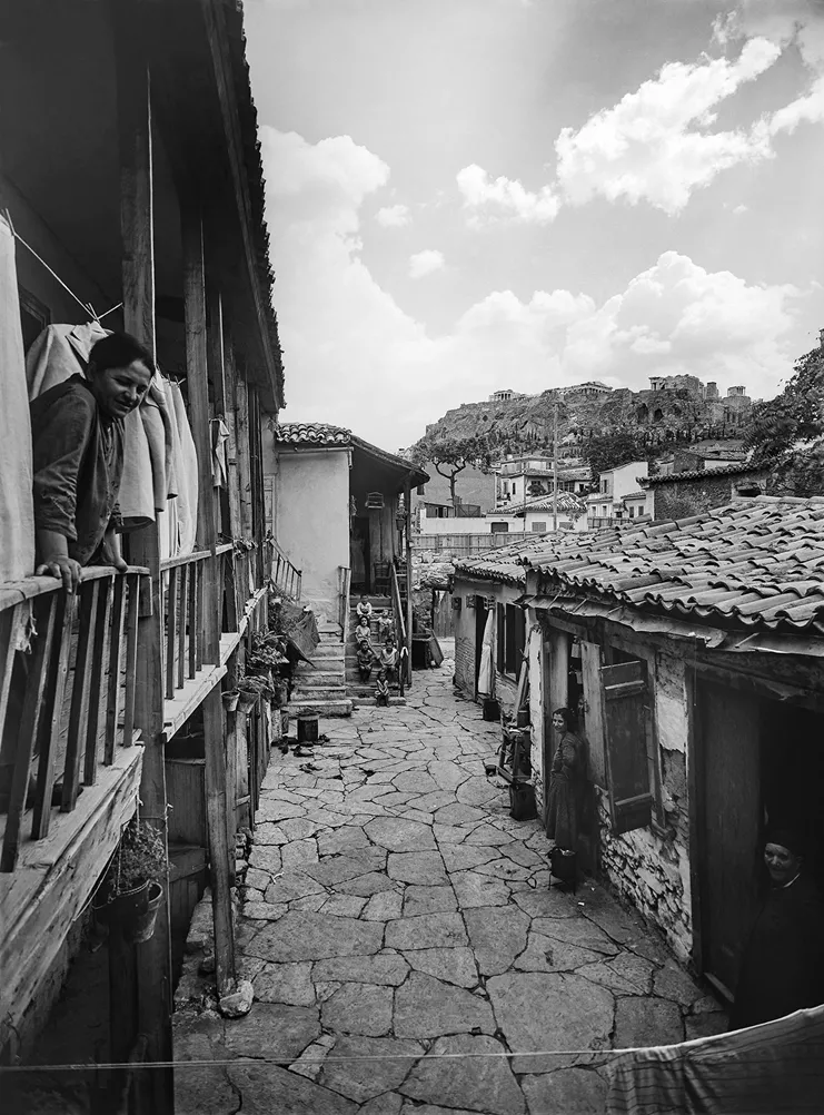 Αυλή στην οδό Ποσειδώνος 26. Ένας μικρόκοσμος το καλοκαίρι του 1933, όταν 14 οικογένειες, συνολικά 49 άτομα, ζούσαν σε αυτό το συγκρότημα