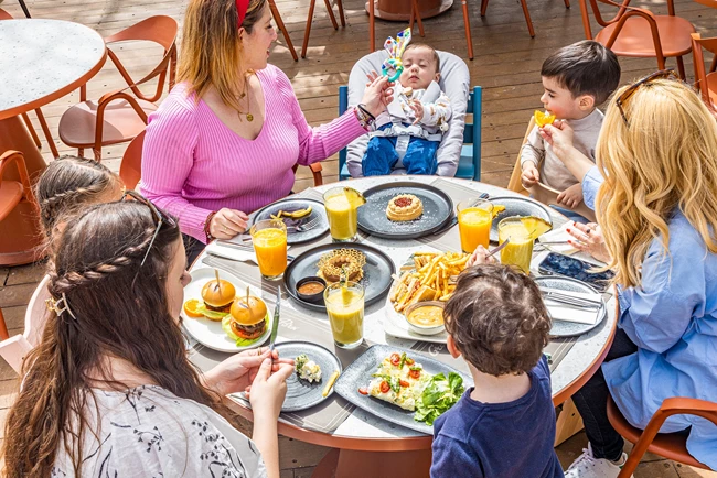 Brunch στο Green Park με το καρεκλάκι Tripp Trapp της Stokke