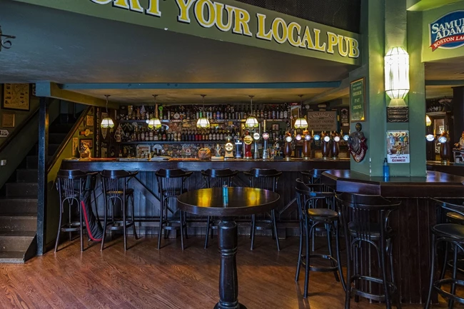 Παμπ στην Αθήνα_Το εσωτερικό της Local Pub