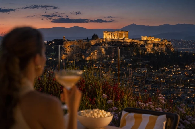 Ένα από τα ομορφότερα μπαλκόνια της Αθήνας γίνεται θερινό σινεμά για όλο τον Αύγουστο