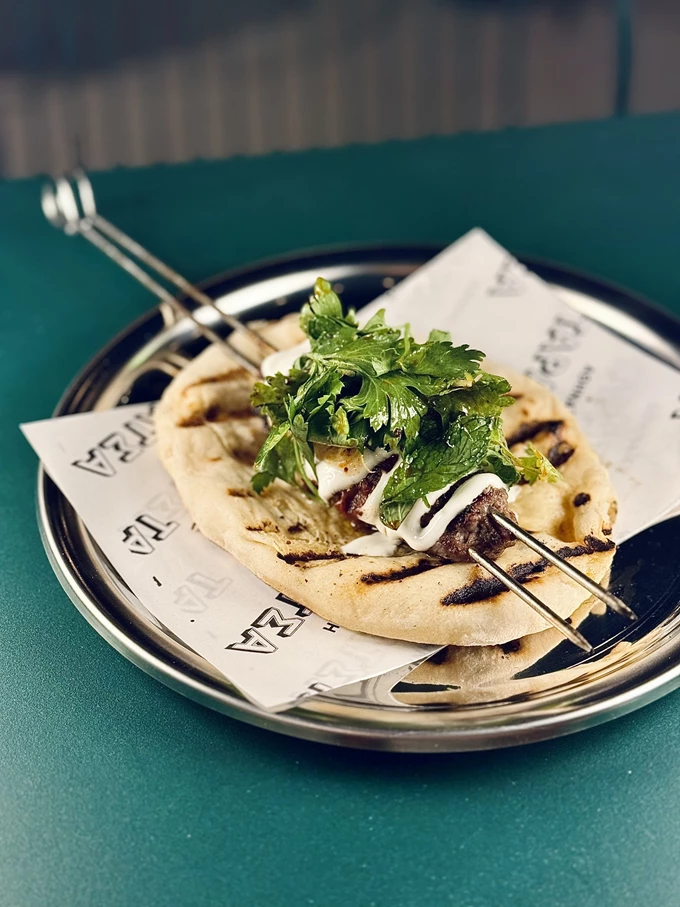 Το μπαρ εστιατόριο Αθηναϊκή Ταράτσα στη Μητροπόλεως 13