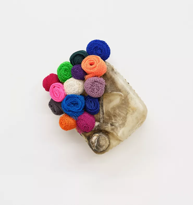 Romuald Hazoumè, Les fleurs du mâle, 2024, πλαστικό, δίχτυ και χαλκός, 14 1/4 × 14 1/4 × 7 7/8 ίντσες (36 × 36 × 20 εκ.)