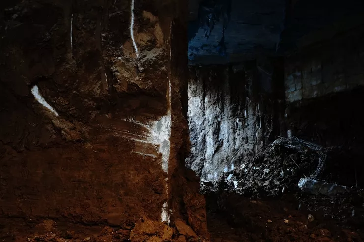 Σοφία Τολίκα, Underground Space Stories IΙI: Ίχνη Βίας, 2017, φωτογραφία επικολλημένη σε dibond, 50 x 75εκ.