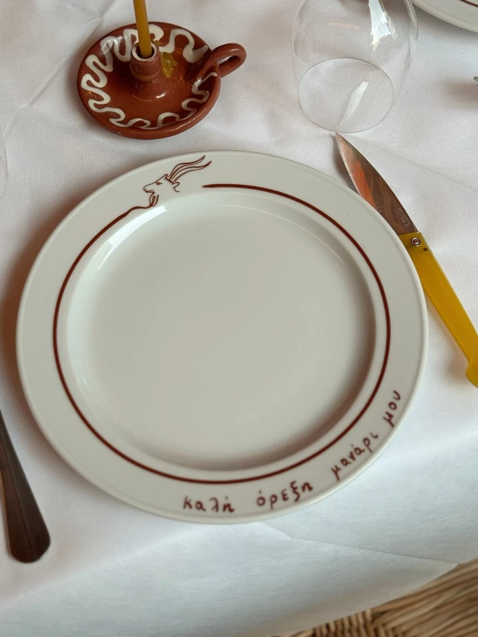 Πιάτα και μαχαίρια στο εστιατόριο Μανάρι