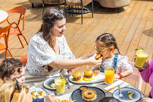 Brunch στο Green Park με το καρεκλάκι Tripp Trapp της Stokke