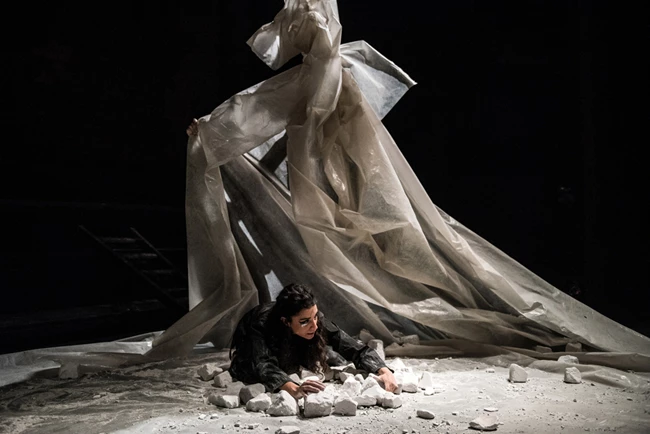 Αντιγόνη, μετέωρη