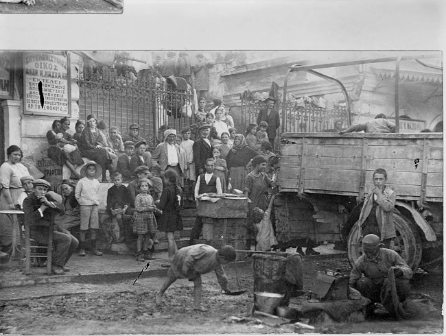 1922 - 1923,πρόσφυγες σε κάποιο δρόμο της Αθήνας την πρώτη περίοδο μετά την άφιξή τους στην Ελλάδα (Library of Congress, American National Red Cross photograph collection)