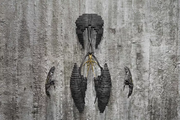 Πέτρος Μώρης, "Spirit Structure II", 2022, Μάρμαρο, επινικελωμένο/επιχρυσωμένο βιοπλαστικό