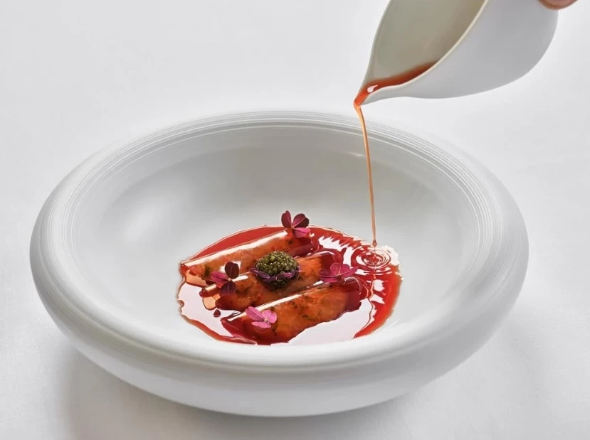 Το Πιάτο της Εβδομάδας: Γαρίδα μαρινέ με πέπλο από σμέουρα στο 'Tudor Hall'