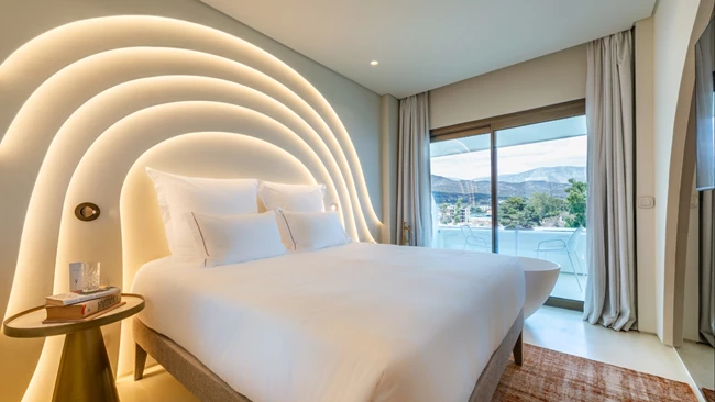 Isla Brown Corinthia